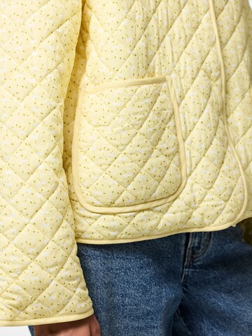 PIECES Φθινοπωρινό και ανοιξιάτικο μπουφάν 'PCRIKKE' σε μπεζ