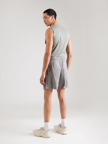 Reebok Štandardný strih Športové nohavice - Sivá