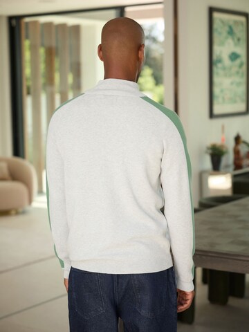 Next Pullover in Grau