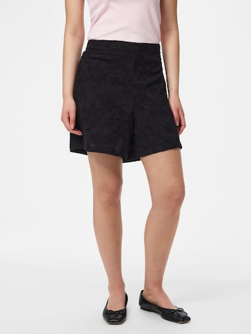 regular Pantaloni di PIECES in nero