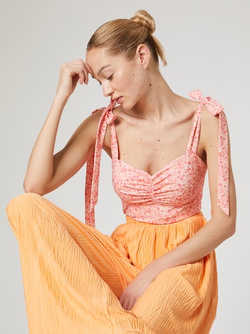 ABOUT YOU x Laura Giurcanu Top 'Malea' in Oranje: voorkant