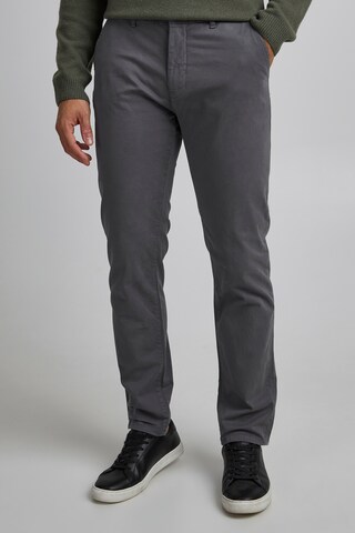 Regular Pantalon chino 'Viggo' Casual Friday en gris : devant