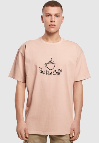 T-Shirt 'But First Coffee' Merchcode en rose : devant