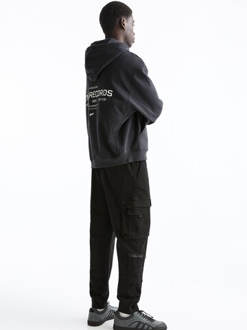 Pull&Bear Ozke Kargo hlače | črna barva