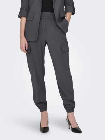 Effilé Pantalon cargo 'Aris' ONLY en gris : devant