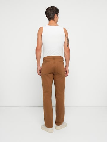Regular Pantalon GAP en marron : derrière