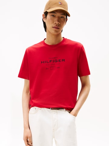 Tricou de la TOMMY HILFIGER pe roșu: față