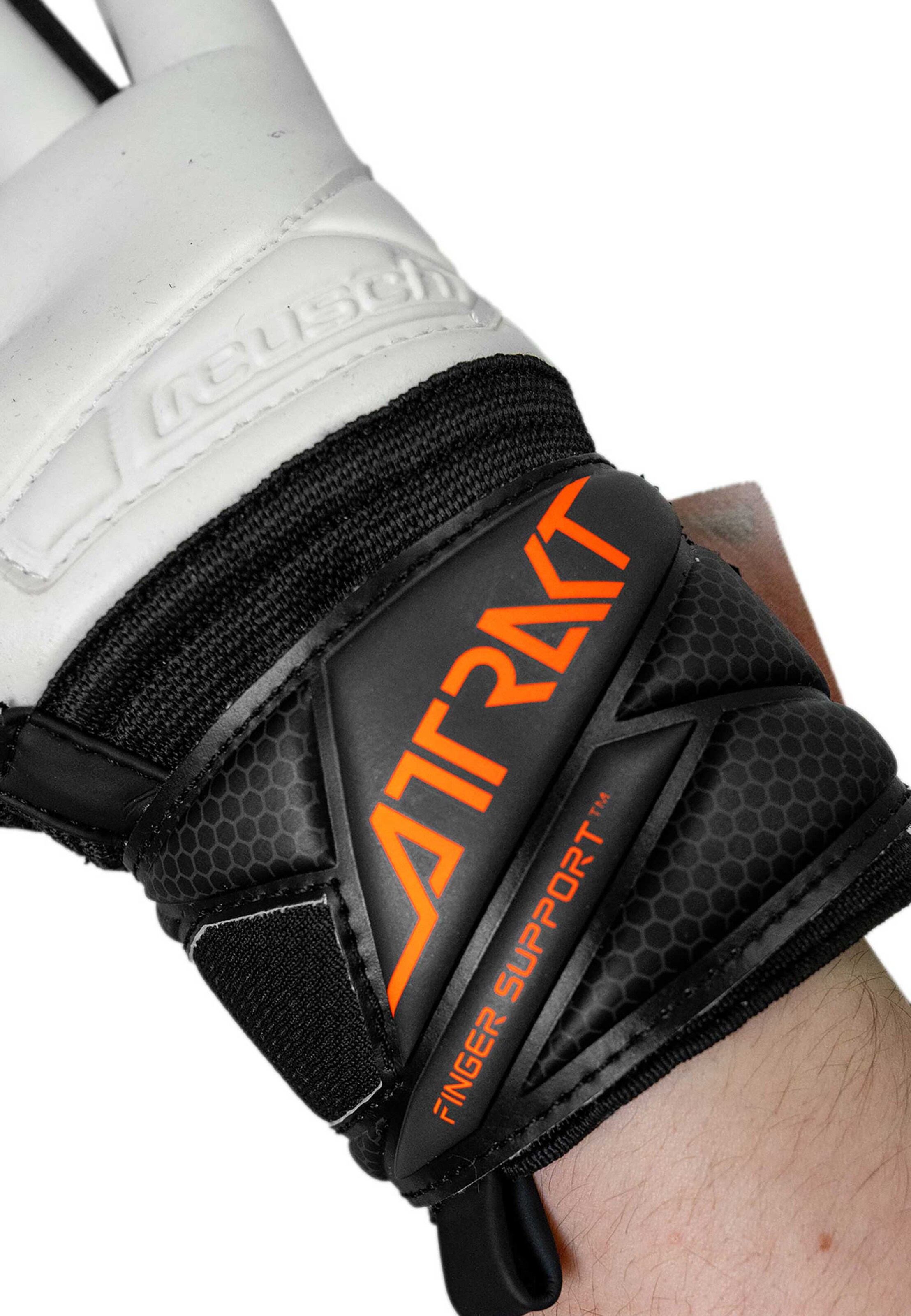 REUSCH Sports gloves 'Attrakt Advance' in Black