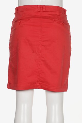 Closed Skirt in L in Red