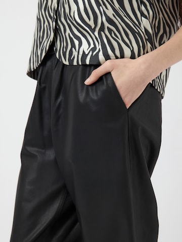 regular Pantaloni di YAS in nero