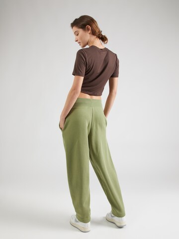 Tapered Pantaloni 'PHNX FLC' di Nike Sportswear in verde