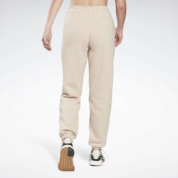 Tapered Pantaloni sportivi 'Modern Safari' di Reebok in beige