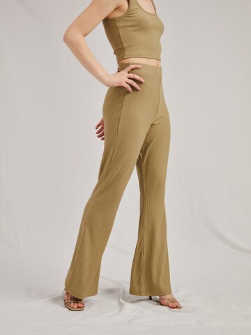 A LOT LESS Flared Pants 'Bryna' in Green: front