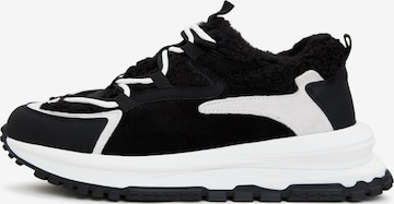 Sneaker low de la CESARE GASPARI pe negru: față