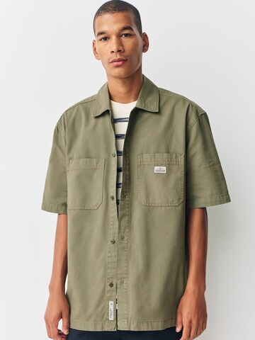 Next Regular Fit Hemd in Grün: Vorderseite