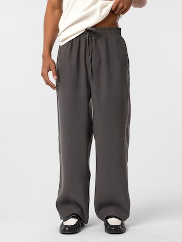 Dandalo Baggy Trousers in Grey: front