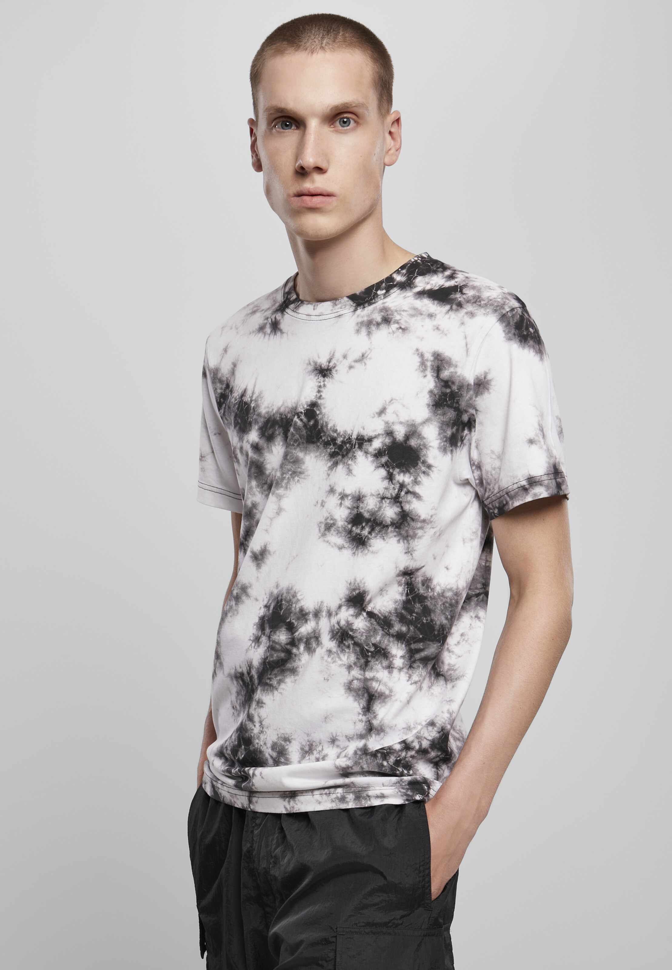 Männer Große Größen Urban Classics Shirt 'Black Tie Dye Tee' in Schwarz, Weiß - HT52025 Männer Große Größen Urban Classics Shirt 'Black Tie Dye Tee' in Schwarz, Weiß - HT52025
