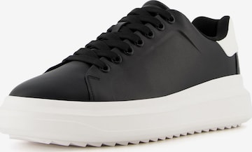 Sneaker bassa di Bershka in nero: frontale