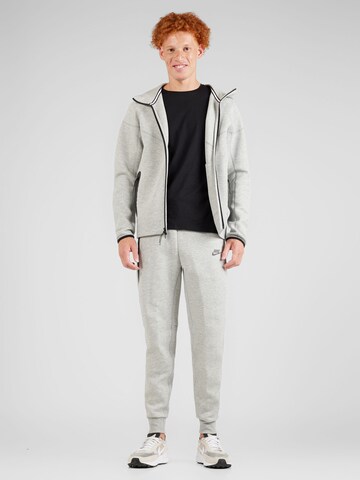 Nike Sportswear Tapered Byxa 'TECH FLEECE' i grå