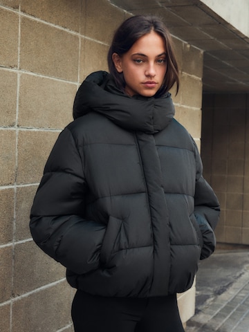 Bershka Jacke in Schwarz: Vorderseite