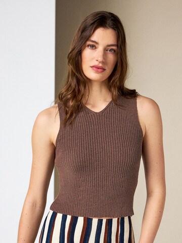 Next Stricktop in Braun: Vorderseite