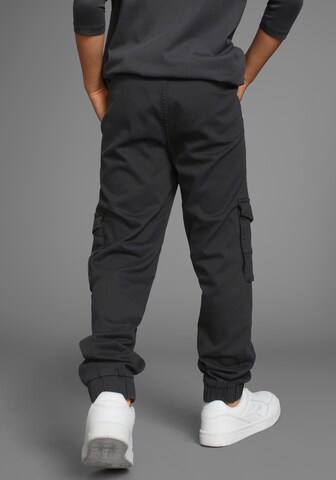 KangaROOS Tapered Pants in Black