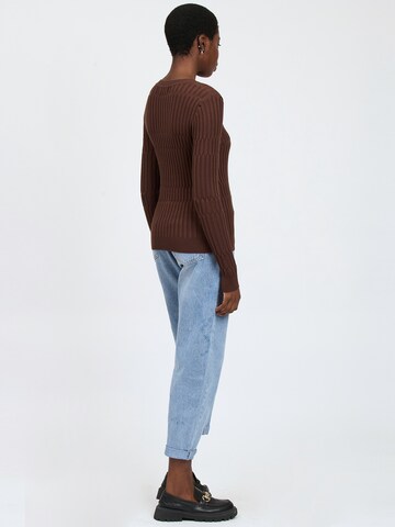 Influencer Pullover in Braun