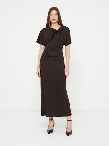 Robe Anna Field en marron : devant