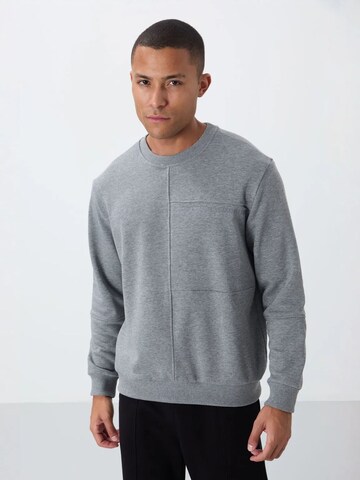 Tommy Life Sweatshirt in Grey: front