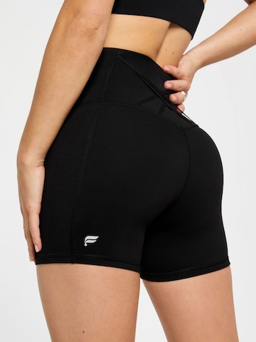 Fabletics Skinny Shorts in Schwarz