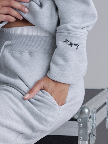 Loosefit Pantaloni sportivi 'Cosy Sweat' di Hey Honey in grigio