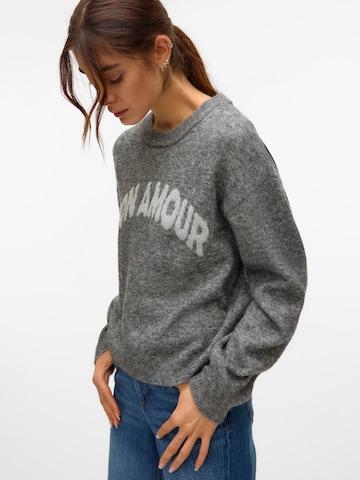 VERO MODA Trui 'AMOREMIO' in Grijs
