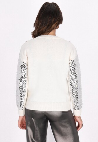Pullover di faina in bianco