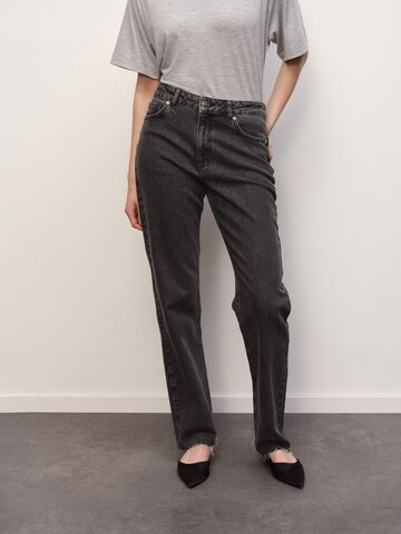 RÆRE by Lorena Rae Regular Jeans 'Falda' in Grijs: voorkant
