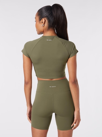 Sport top de la YO-GAYA pe verde