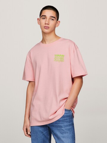 Tommy Jeans Shirt '1985 Collection' in Roze: voorkant