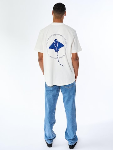 Legends Shirt 'Bruce Stingray' in Weiß: Vorderseite