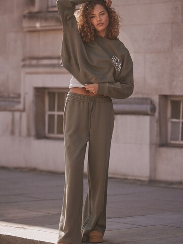 self. - Pierna ancha Pantalón en verde