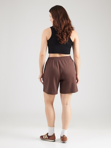 Regular Pantalon 'CARLise' ONLY Carmakoma en marron
