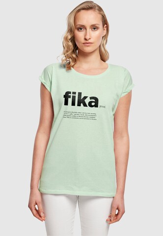 T-shirt 'Fika Definition' Mister Tee en vert : devant