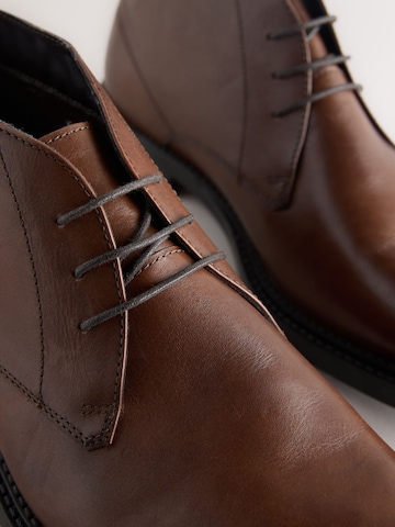 Next - Botines chukka en marrón
