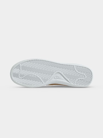 Baskets basses 'CLASSIC' Nike Sportswear en blanc