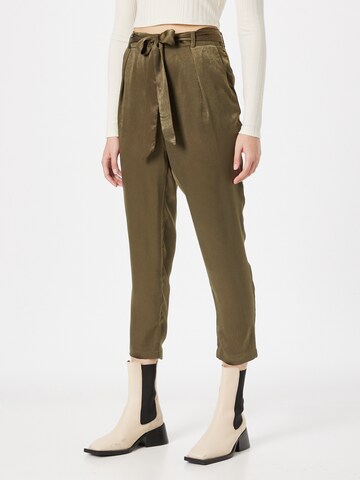 Regular Pantalon à plis Koton en vert : devant