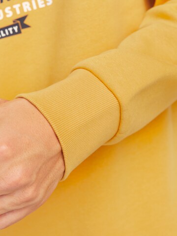 JACK & JONES Sweatshirt in Geel