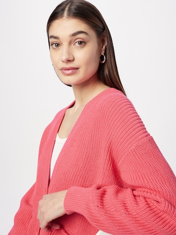 Geacă tricotată 'ARTHA' de la MELAWEAR pe roz