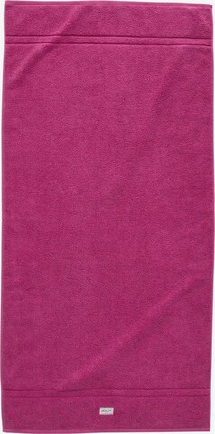 GANT Shower Towel in Pink: front