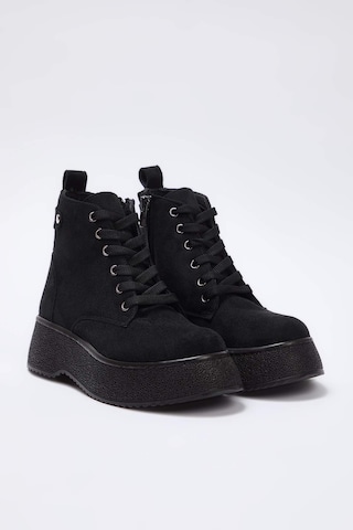 Trendyol Schnürstiefelette in Schwarz