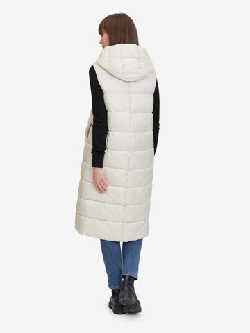 Amber & June Bodywarmer in Beige