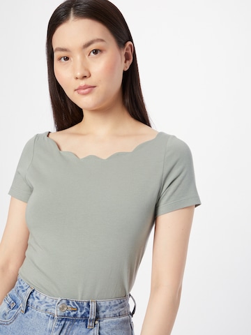 T-shirt 'Charlotta' ABOUT YOU en vert