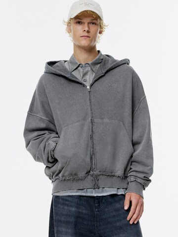 Hanorac de la Pull&Bear pe gri: față